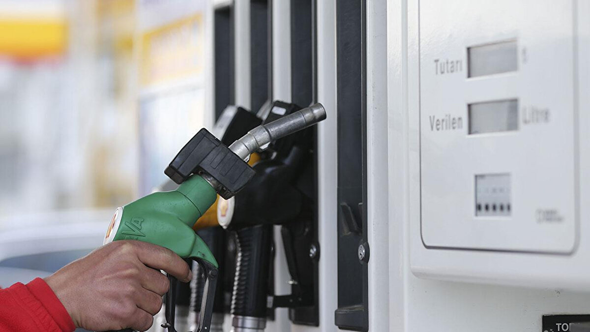 Brent Petrol ve Döviz, Akaryakıt Fiyatlarını Nasıl Etkiliyor?<br><br>Brent petrol fiyatındaki yükselişler ya da düşüşler ile döviz kurundaki değişimler, doğrudan pompa fiyatlarına yansıyor. Son dönemde küresel piyasalarda yaşanan dalgalanmalar Türkiye’deki benzin, motorin ve LPG fiyatlarını da belirleyici unsur olmaya devam ediyor.