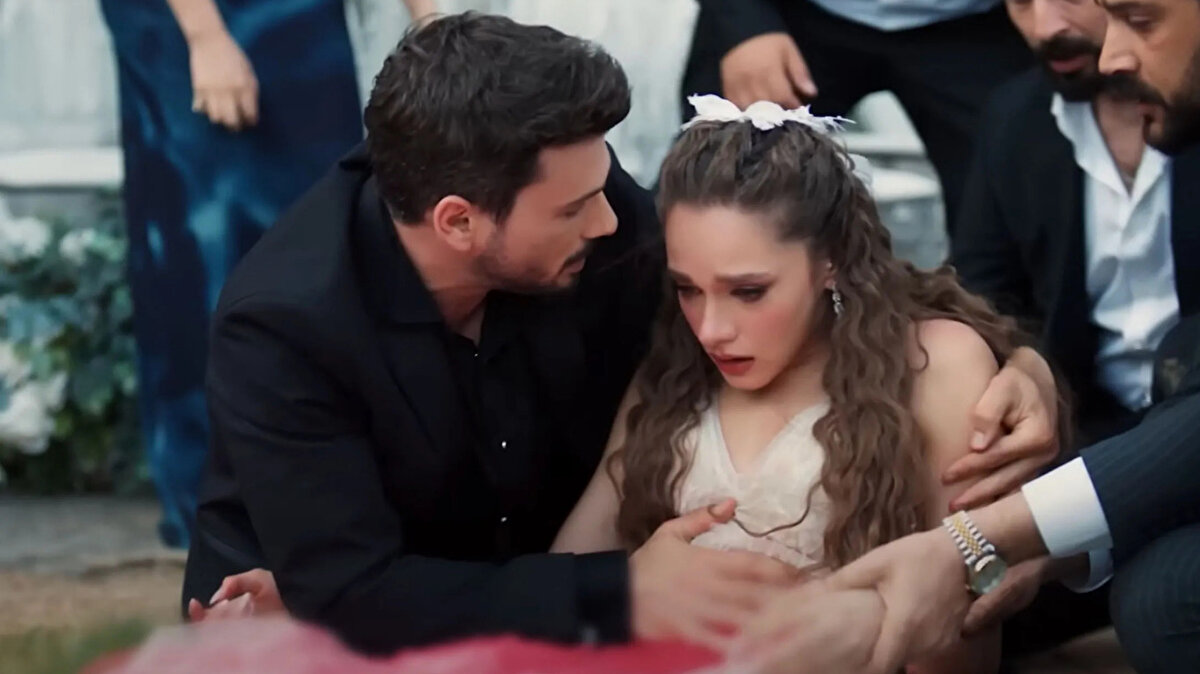 NOW TV’nin sevilen dizisi Hudutsuz Sevda, iki sezonun ardından final yaptı. Üçüncü sezon başlamadan iptal edildi.