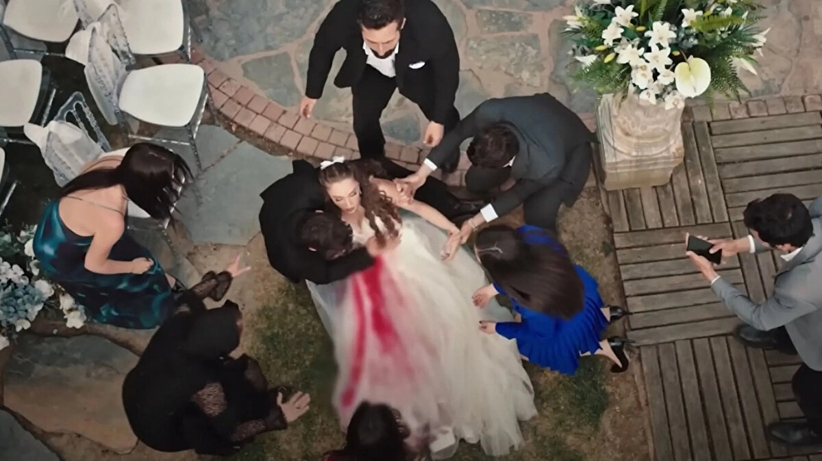 Yeni proje: Yeraltı. Senaryosu tamamlanan dizide başrol için Deniz Can Aktaş ile görüşmeler sürüyor. Hudutsuz Sevda’nın iptal edilmesiyle üçüncü sezon için yeni bir tarih bulunmuyor. Dizi, resmi olarak ekran macerasını noktaladı.