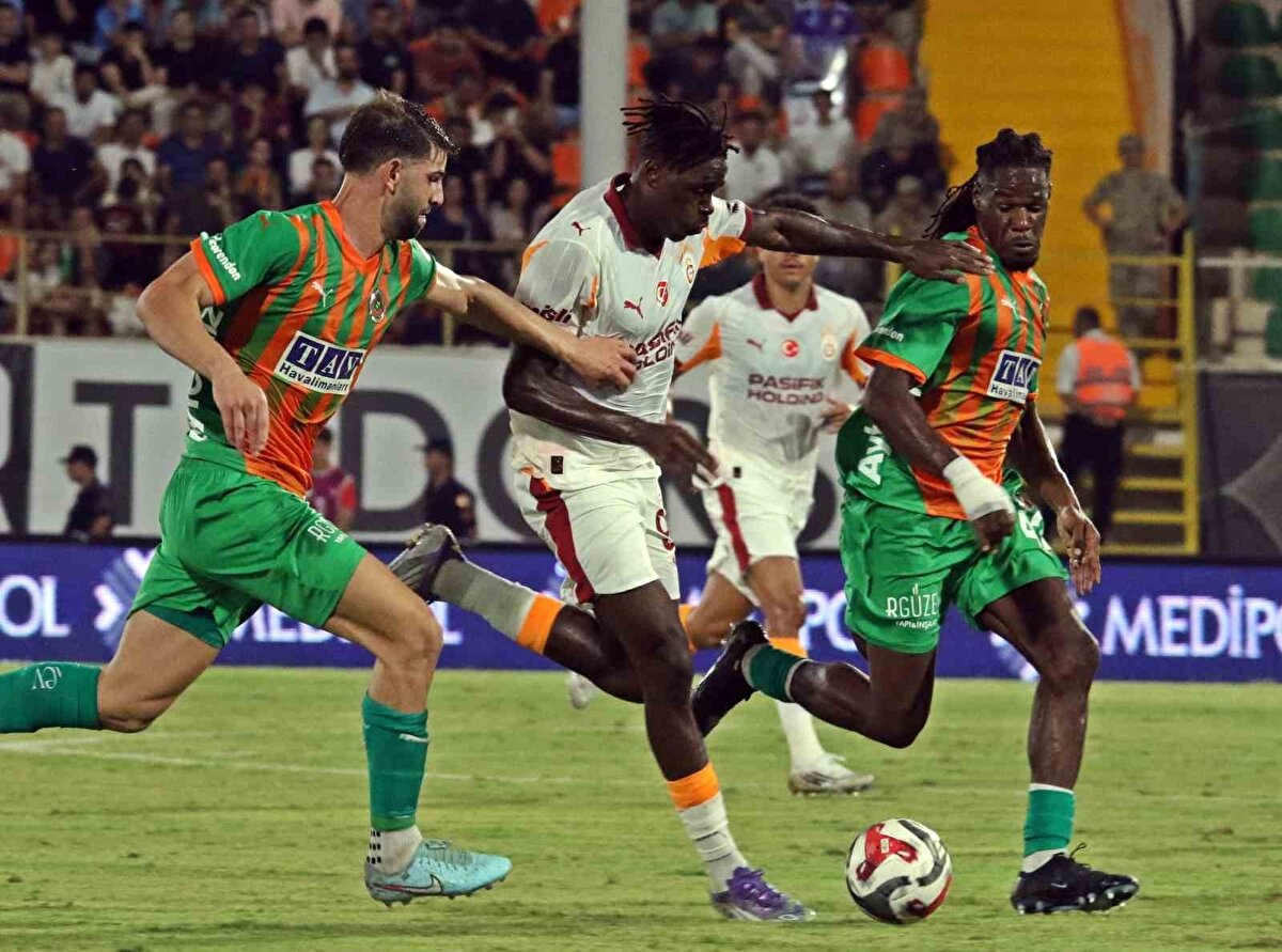 MAÇIN TARTIŞMALI POZİSYONLARI <br><br>Yayıncı kuruluşta yayınlanan 'Trio' programında eski hakemler Deniz Çoban, Bülent Yıldırım ve Bahattin Duran, Alanyaspor-Galatasaray maçında çalınan düdükleri yorumladılar.<br><br>