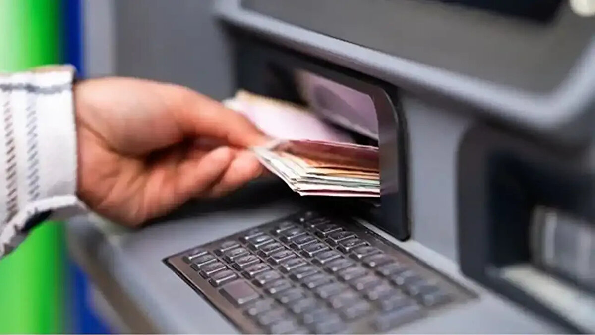 IBAN numaraları değişiyor<br><br>Devir sonrası en kritik değişiklik IBAN’larda yaşanacak.<br><br>QNB Finansbank döneminde kullanılan ve “111” kodunu içeren IBAN’lar artık geçerli olmayacak.<br><br>Tüm müşteriler, bundan sonra yeni IBAN numaraları üzerinden işlem yapacak.<br><br>Düzenli kira veya ödeme talimatı veren müşteriler için banka, kolaylık sağlayacak: 90 gün boyunca eski IBAN’lara gönderilen EFT ve SWIFT transferleri otomatik olarak yeni hesaplara aktarılacak.