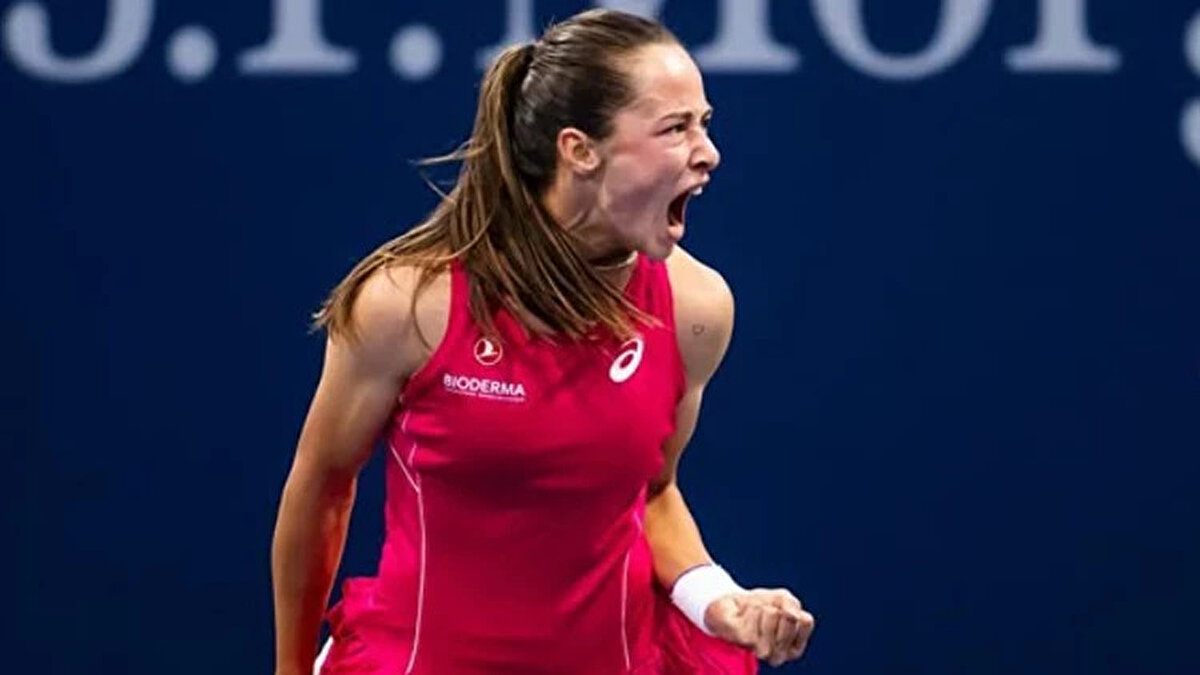 ZEYNEP SÖNMEZ KİMDİR?<br><br>Zeynep Sönmez, 30 Nisan 2002 tarihinde İstanbul’da dünyaya geldi. Kadınlar Tenis Birliği (WTA) sıralamasında 14 Temmuz 2025 itibarıyla 74. sıraya yükselerek kariyerinin en iyi derecesini elde etti. Profesyonel tenis kariyerinde WTA Tour’da 1, ITF Kadınlar Turunda ise 4 tekler şampiyonluğu bulunuyor.