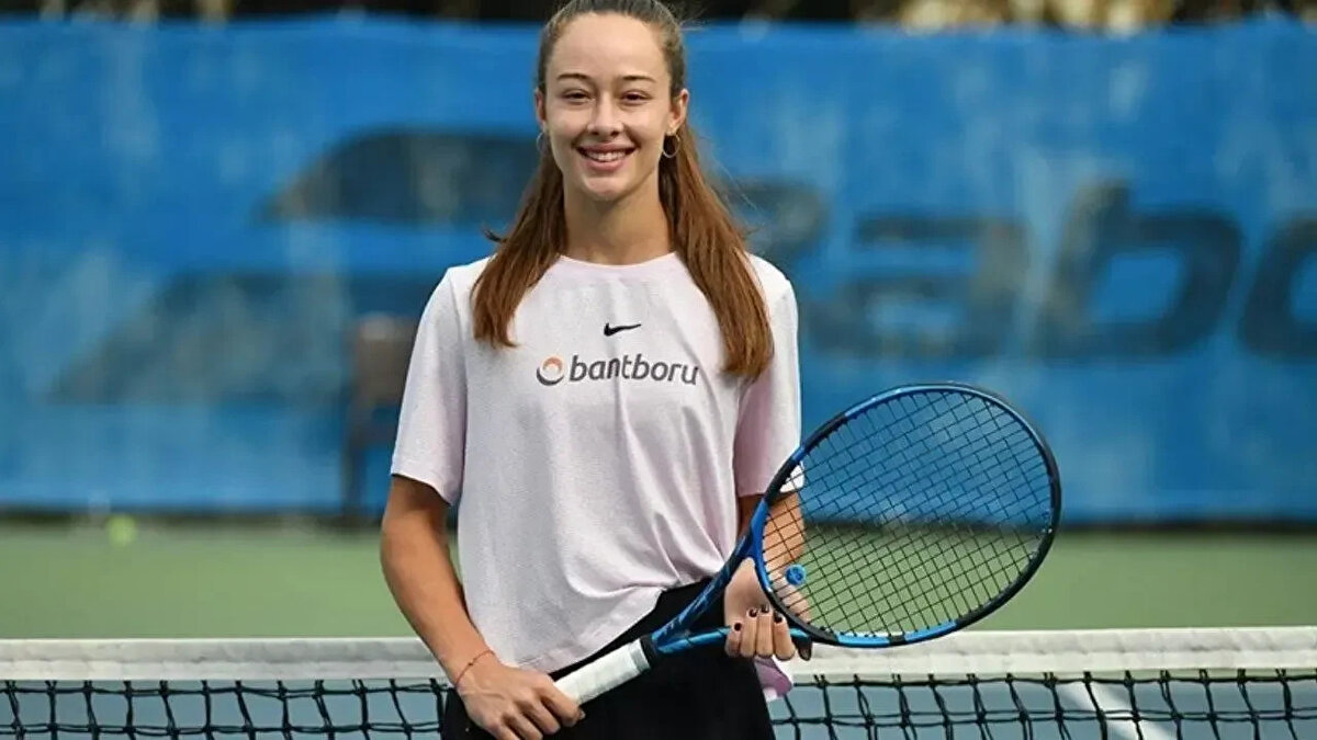 2024 sezonu milli tenisçi için bir dönüm noktası oldu. Avustralya Açık, Roland Garros, Wimbledon ve Amerika Açık elemelerinde mücadele eden Sönmez, Roland Garros’ta elemelerden gelerek ana tabloya kalma başarısı gösterdi ve burada ilk Grand Slam deneyimini yaşadı. Aynı yıl Meksika’da düzenlenen WTA 250 Merida Açık’ta ABD’li Ann Li’yi mağlup ederek ilk WTA şampiyonluğunu kazandı ve dünya sıralamasında ilk 100’e girdi.