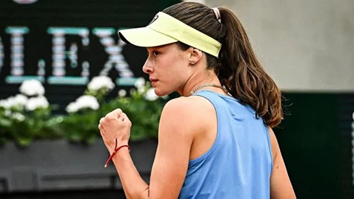 ZEYNEP SÖNMEZ TENİS KARİYERİ<br><br>2022’de Billie Jean King Kupası’nda Türkiye adına mücadele eden Sönmez, 2023 yılında Rosmalen Çim Kort Şampiyonası elemelerinde ilk kez WTA düzeyinde Türkiye’yi temsil etti.