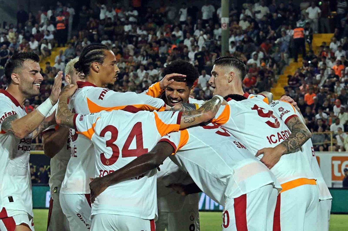 "G.SARAY BİTMİŞ AĞLAYANI YOK"<br>ERMAN TOROĞLU: "Galatasaray uzun zamandır iyi futbol oynamıyor. Bakmayın puan farkına, bu işlerde bir çözülme olursa duman olursunuz. Futbol böyle bir oyun. Çorap söküğü gibi gider işler. Galatasaray’da kim iyi diye bakıyorsunuz, zorlanıyorsunuz. Peki kimler kötü diye bakalım o zaman? Hemen sayıyorsunuz Sane, Barış Alper, Sara, Sallai, Eren... Bakın bunlar hemen akla gelen isimler. n yarım saatte maç Alanya ile Uğurcan arasında geçti. Maçı Uğurcan bitirdi ama bu Galatasaray bitmiş ağlayanı yok. İnşallah Liverpool karşısında bu cümleleri yazmayız. Galatasaray’ın oynadığı futbolu tek cümle ile özetlersek: Zavallı futbol." [Sözcü]