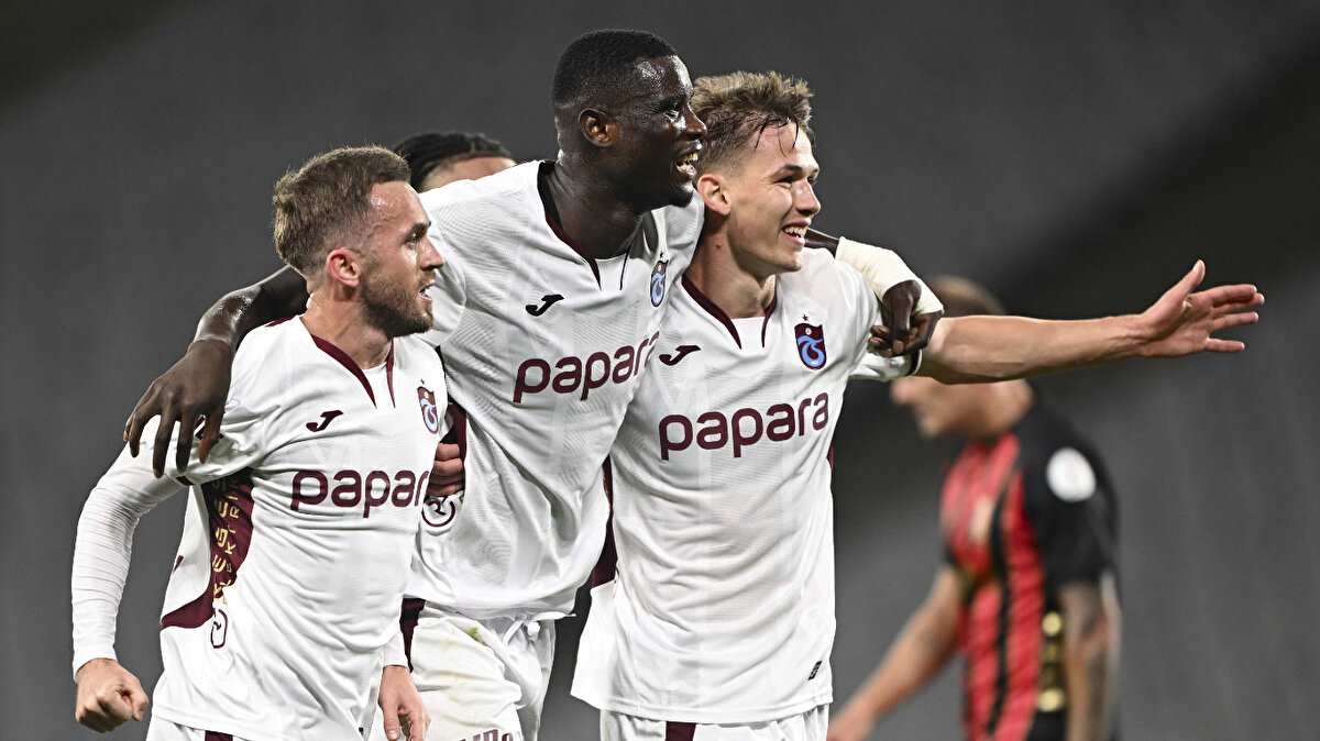 İlk yarının son dakikalarında penaltı kazanan Trabzonspor’da Onuachu topu ağlara gönderdi ve skoru 3-1 yaptı.