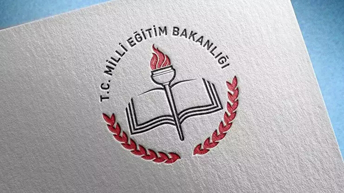 Açık Öğretim Lisesi (AÖL) öğrencilerinin merakla beklediği duyuru geldi. Milli Eğitim Bakanlığı (MEB), 2025-2026 eğitim öğretim yılı birinci dönem için yeni kayıt ve kayıt yenilemesi işlemlerinin 3 Ekim 2025 tarihinde sona ereceğini açıkladı. Kayıt yenileme ücreti 400 TL olarak belirlenirken, öğrenciler hem başvuru hem de ders seçimlerini belirtilen tarihe kadar MEB’in resmi internet sitesi üzerinden yapabilecek. Birinci dönem sınavları ise Aralık ayında hem basılı evrakla okullarda hem de e-sınav merkezlerinde gerçekleştirilecek.