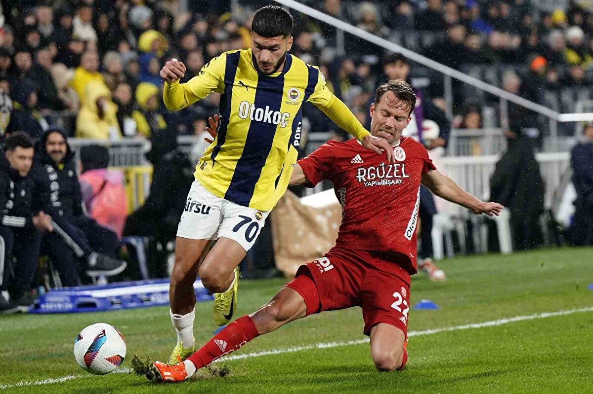 Süper Lig'de yarın evinde Antalyaspor'u konuk edecek olan Fenerbahçe'de gözler Domenico Tedesco ve Sadetin Saran'da... 