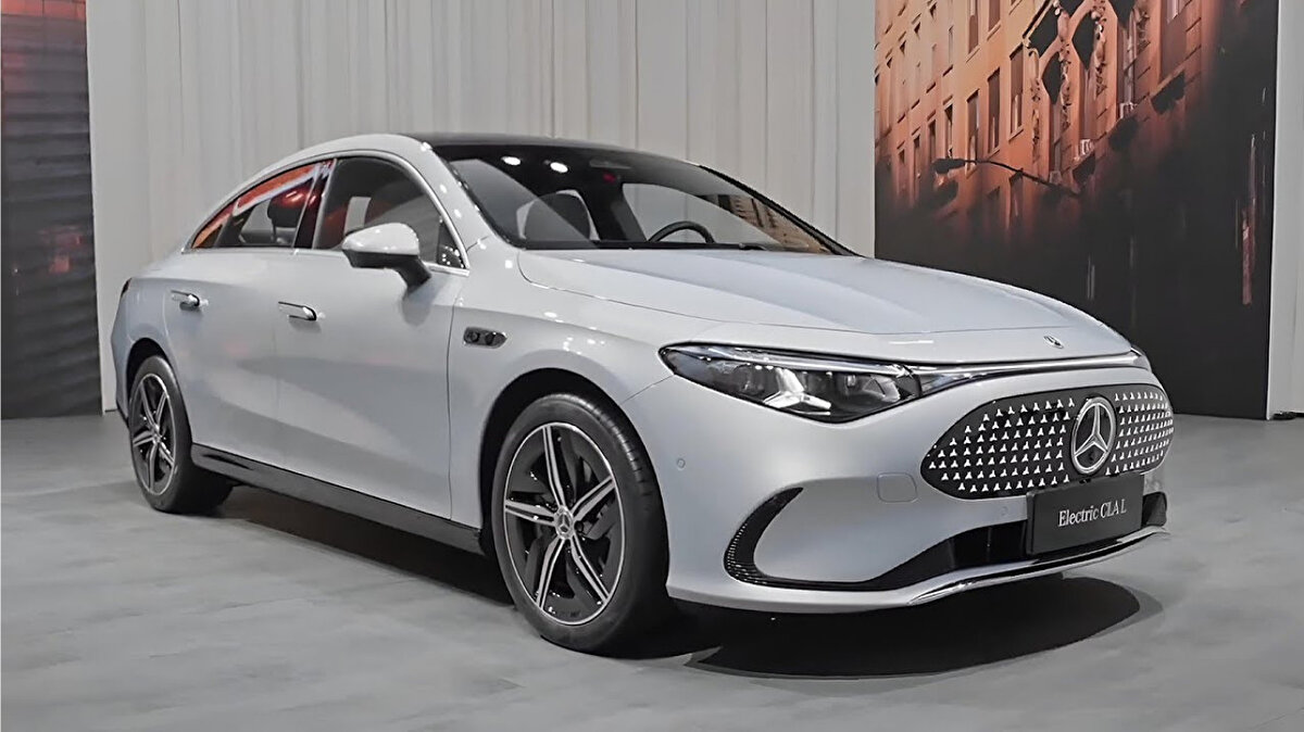 Yeni CLA L, standart versiyondan 40 mm daha uzun 2.830 mm aks mesafesi ile geliyor. Toplam uzunluk 4.783 mm.