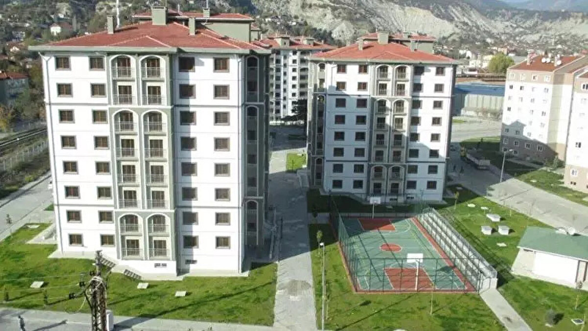 Dar gelirli vatandaşlara uygun ödeme planı<br><br>TOKİ sosyal konut projesinde dar gelirli vatandaşların 20 yıl vade ile uygun fiyatlı ev sahibi olması hedefleniyor. Hazine ve Maliye Bakanı Mehmet Şimşek, geçtiğimiz aylarda yaptığı açıklamada 500 bin sosyal konut üretme planı olduğuna dikkat çekmişti. Bu da yeni projeden yüksek sayıda vatandaşın faydalanacağı beklentisini artırıyor.