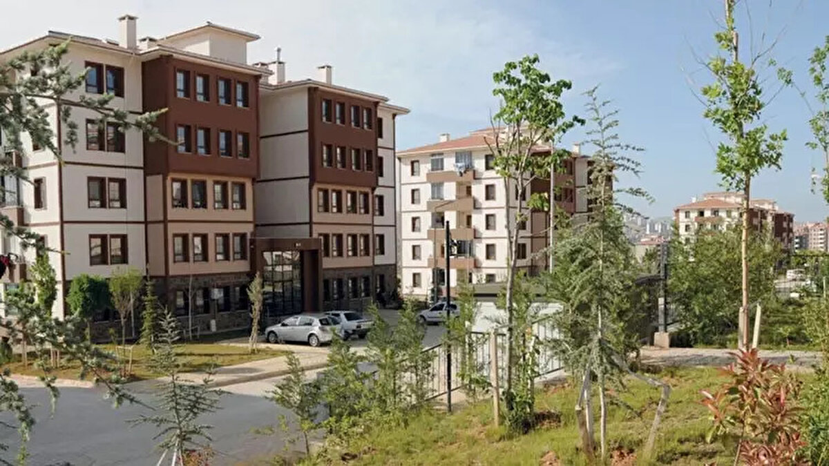 TOKİ başvuruları ne zaman 2025?<br><br>Çevre, Şehircilik ve İklim Değişikliği Bakanlığı yıl sonunda yeni bir sosyal konut hamlesi başlatmaya hazırlanıyor. Bakan Murat Kurum, katıldığı canlı yayında “Cumhuriyet tarihinin en büyük sosyal konut projesi için çalışıyoruz. Yakında Cumhurbaşkanımız tüm detayları açıklayacak” dedi.