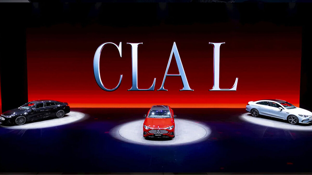 Dış tasarımda markanın son imzası: aydınlatmalı üç köşeli yıldız logosu ve yeni ön ızgara. İç mekânda teknoloji şov: 25 inçlik dijital ekran alanı, opsiyonel yolcu ekranı ile 39 inç’e kadar çıkıyor.