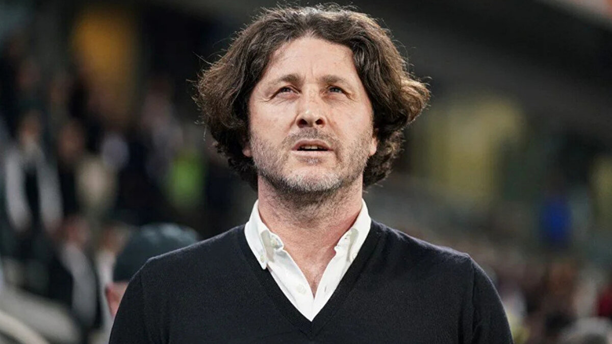 "Genç oyuncuların hata yapmadan öğrenme şansları yok"<br>Skor avantajı yakaladıktan sonra sahaya genç oyuncuları sürmesinin gayet normal olduğunu dile getiren Tekke, "Maçın son bölümünde 4-1 iken genç oyuncularımı sahaya sürmek istedim. Bence gayet makul bir durumdu. Taçtan yediğimiz bir gol oldu. Benim de bu konuda kendimi eleştirmem lazım. Son düdük çalmadan maç bitmiyor. Oyuncuların da her an her şeye hazır olması gerekiyor. Genç oyuncuların hata yapmadan öğrenme şansları yok. İçeride de söyledim; ’Az daha beni kovduruyordunuz’ dedim. Hak ettiğimiz bir galibiyet aldık. Hızımız geçen seneye göre daha da arttı. Bunu daha da geliştireceğiz" şeklinde konuştu.<br>Hücum organizasyonlarına kanat oyuncularının desteği hakkında konuşan Tekke, "Oyun formasyonumuza göre kenar oyuncularımızın en çok skor üreten oyuncularımız olması gerekiyor. Daha iyi şeyler yapacak kaliteleri var fakat henüz maçlarda tam olarak istediğimiz performansı aldığımızı söyleyemem" ifadelerini kullandı.