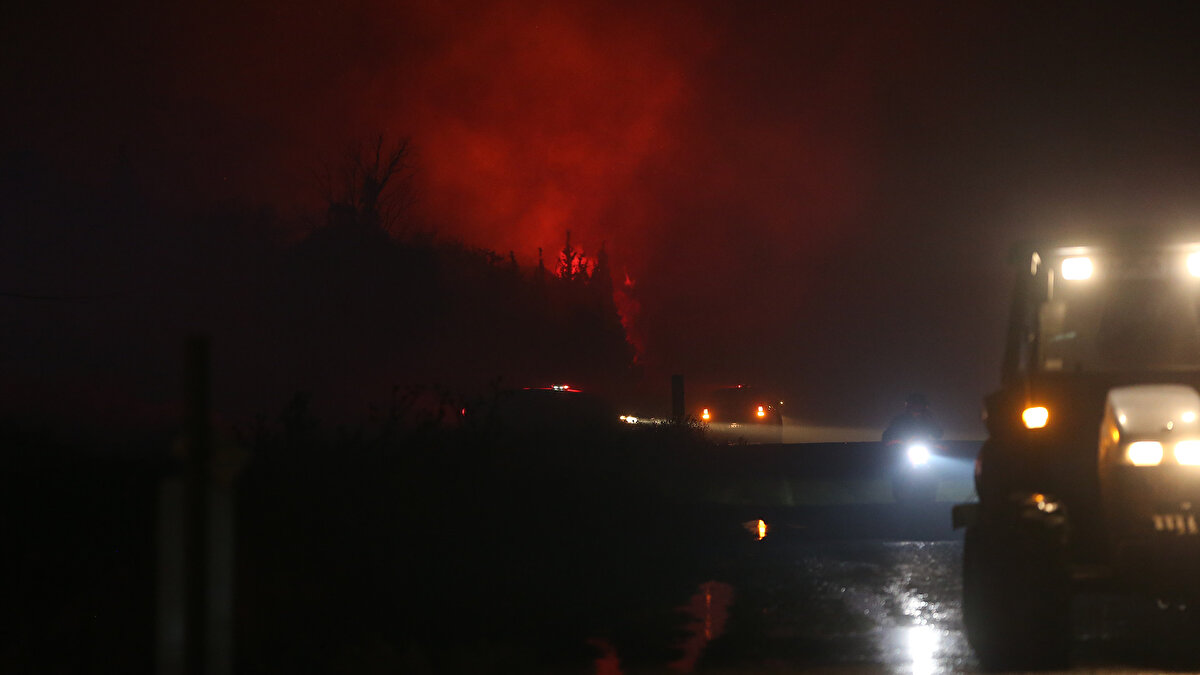 Yangının kontrol altına alınabilmesi için ekiplerin çalışması sürüyor.
