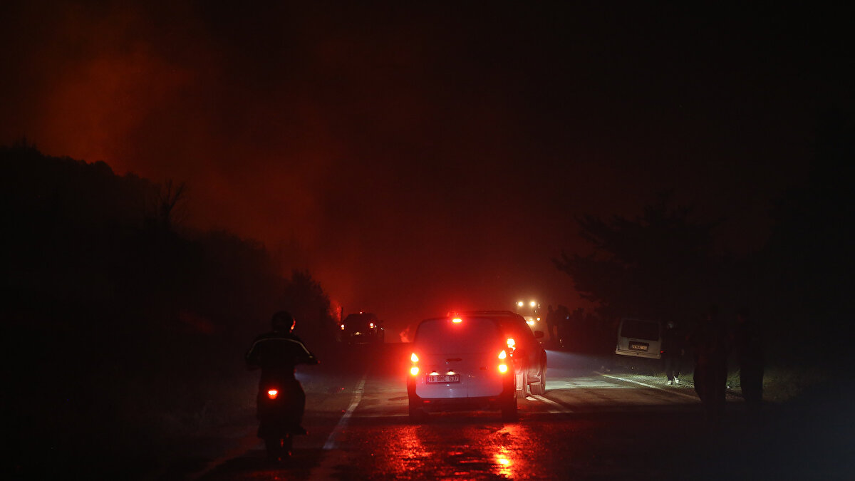 Ekmekçi köyü yakınlarında çıkan yangın, şiddetli rüzgarın etkisiyle kısa sürede büyüyerek Akçasusurluk köyüne doğru ilerledi.