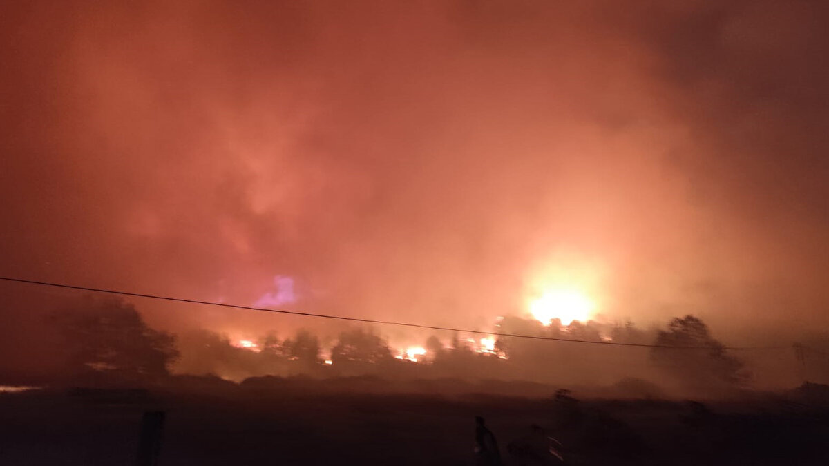 levlerin geceyi adeta gündüze çevirdiği bölgede ekipler canla başla mücadele ediyor. 