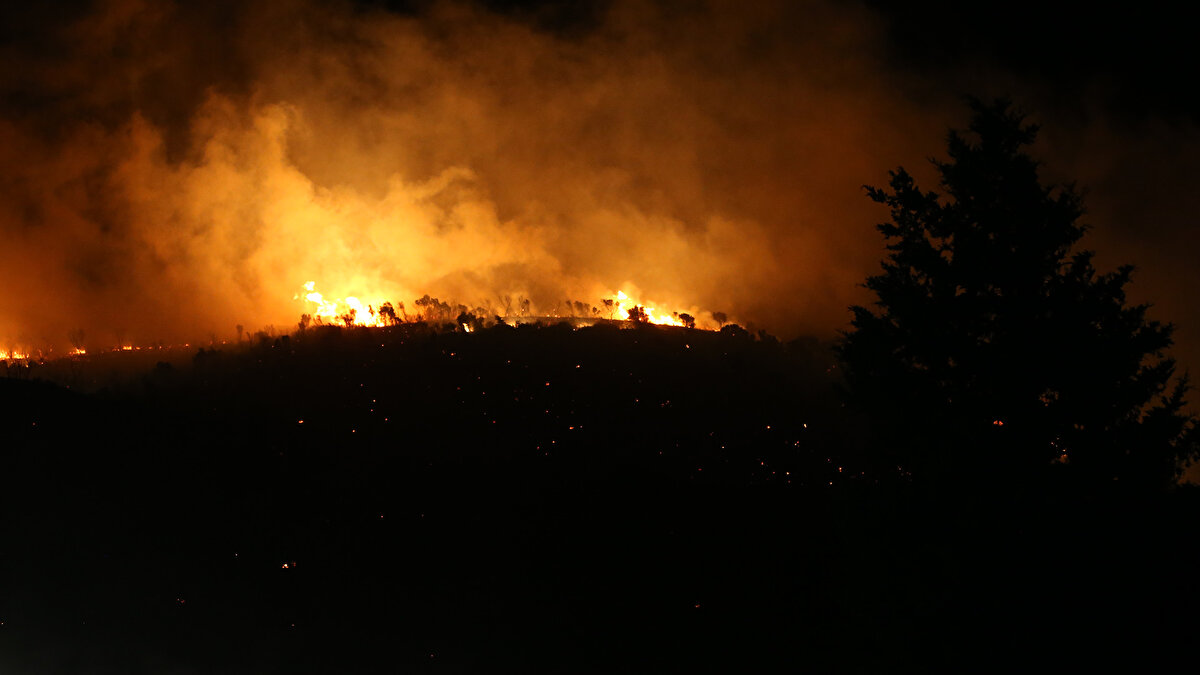 Rüzgarın etkisiyle yayılan alevlere 40 arazöz, 46 iş ve hizmet aracı ile 295 personel müdahale ediyor.
