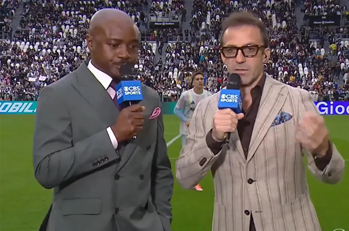 Sahada takım arkadaşlarıyla ısınan Kenan bir anda gruptan ayrılarak, saha kenarında yorumcu olarak bulunan İtalyan efsanesi Alessandro Del Piero'nun yanına gitti.<br><br>