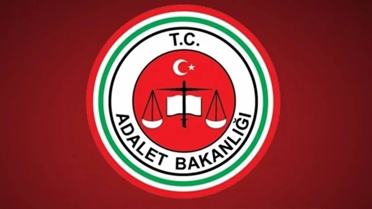 Sözlü sınav konuları ve değerlendirme kriterleri<br><br>Adalet Bakanlığı personel alımı kapsamında yapılacak sözlü sınavda adaylar şu başlıklardan değerlendirilecek:<br><br>Mesleki bilgi: Atanılacak kadronun gerektirdiği uzmanlık bilgisi (40 puan)<br><br>Atatürk İlkeleri ve İnkılâp Tarihi (20 puan)<br><br>Genel kültür (20 puan)<br><br>Kavrama ve ifade yeteneği (20 puan)<br><br>Adayların başarılı olabilmeleri için 100 üzerinden en az 70 puan almaları gerekiyor.<br><br>Branşlara göre özel sınav uygulamaları