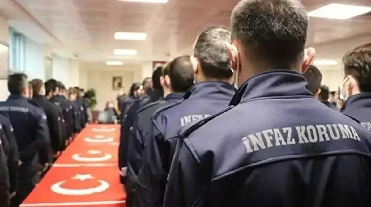 3.500 kişilik kadro ve branş dağılımı belli oldu<br><br>CTE bünyesinde yapılacak alımlarda en büyük kontenjanı infaz ve koruma memurları (3.172 kişi) oluşturuyor. Diğer kadro dağılımı ise şu şekilde:<br><br>91 hemşire<br><br>52 teknisyen<br><br>100 şoför<br><br>29 aşçı<br><br>2 kaloriferci<br><br>30 hasta bakıcı<br><br>24 hizmetli<br><br>Böylece toplamda 3.500 sözleşmeli personel ceza infaz kurumlarında görevlendirilecek.