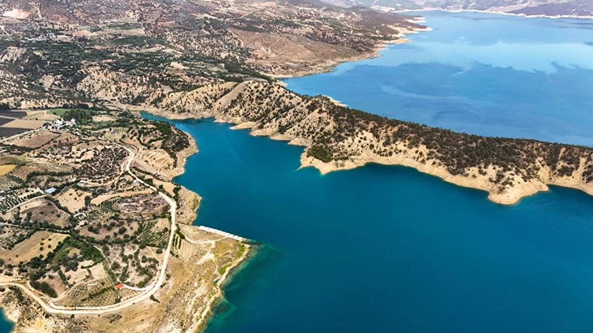 Uzmanlardan Tasarruf Uyarısı<br><br>Uzmanlar, önümüzdeki aylarda beklenen yağışların gecikmesi halinde su sıkıntısının daha da artabileceğini belirtiyor. Yetkililer, İstanbullulara su kullanımında dikkatli olmaları çağrısında bulunurken, küçük tasarruf önlemlerinin bile şehir genelinde büyük fark yaratabileceğini vurguluyor.