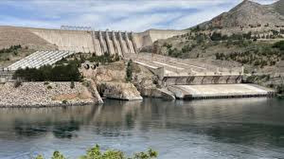 İstanbul Barajlarında Su Seviyesi Alarm Veriyor<br><br>İstanbul Su ve Kanalizasyon İdaresi Genel Müdürlüğü (İSKİ), 28 Eylül 2025 tarihli güncel baraj doluluk oranlarını paylaştı. Kentin en büyük sorunlarından biri olan su yönetimi, yağışların azalmasıyla yeniden gündeme geldi. Özellikle yaz aylarında artan su tüketimi ve kurak geçen eylül ayı, baraj seviyelerinin hızla düşmesine neden oldu.