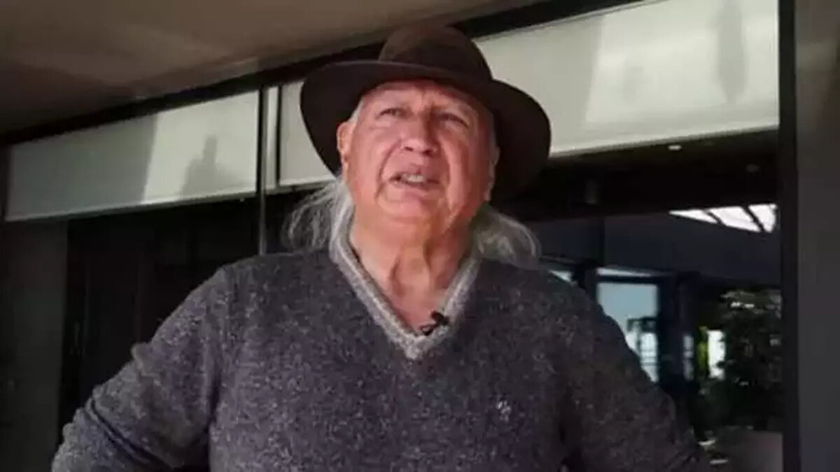 Üşümezsoy, Simav Fayı’nın iki segmentten oluştuğunu ve tek başına 6.5, birlikte kırılması halinde 6.7 büyüklüğünde deprem potansiyeli barındırabileceğini söyledi. Fay mekanizmasını “avuç içi” benzetmesiyle anlatan uzman, bugünkü sarsıntının bu yapışan kilit alanlardaki gerilmenin bir göstergesi olabileceğini savundu.