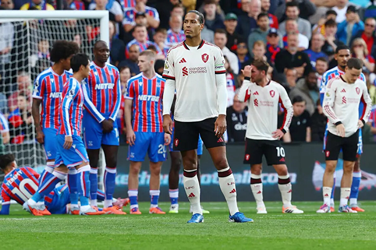 Crystal Palace maçındaki beklenmedik yenilginin şoku yaşayan Liverpool'da kaptan Virgil Van Dijk, takımı toparlamak için devreye girdi ve salı akşamı Galatasaray ile oynayacakları maç öncesi takım arkadaşlarına motivasyon verdi.<br><br>