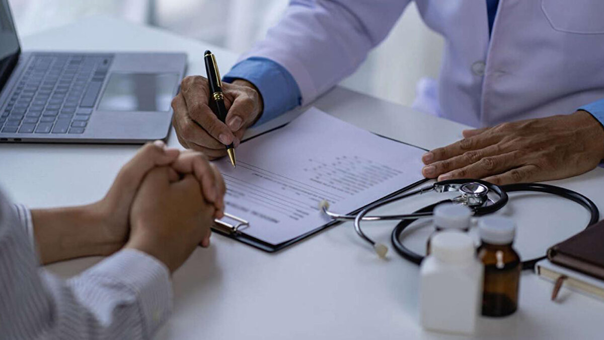 "Bizim kış aylarının başlarında her zaman bir grip semptomlarıyla başvuran hastalarımızda artış mevcut oluyor. Yine genellikle boğaz ağrısı, ateş, burun akıntısı, halsizlik şikayetlerimiz çok ön planda, acil servislerde. Özellikle yeşil alan hastalarında bunları çok sık görüyoruz. Çalışan kişiler özellikle orta yaşlı ve genç kişiler daha yoğunlukta." dedi.