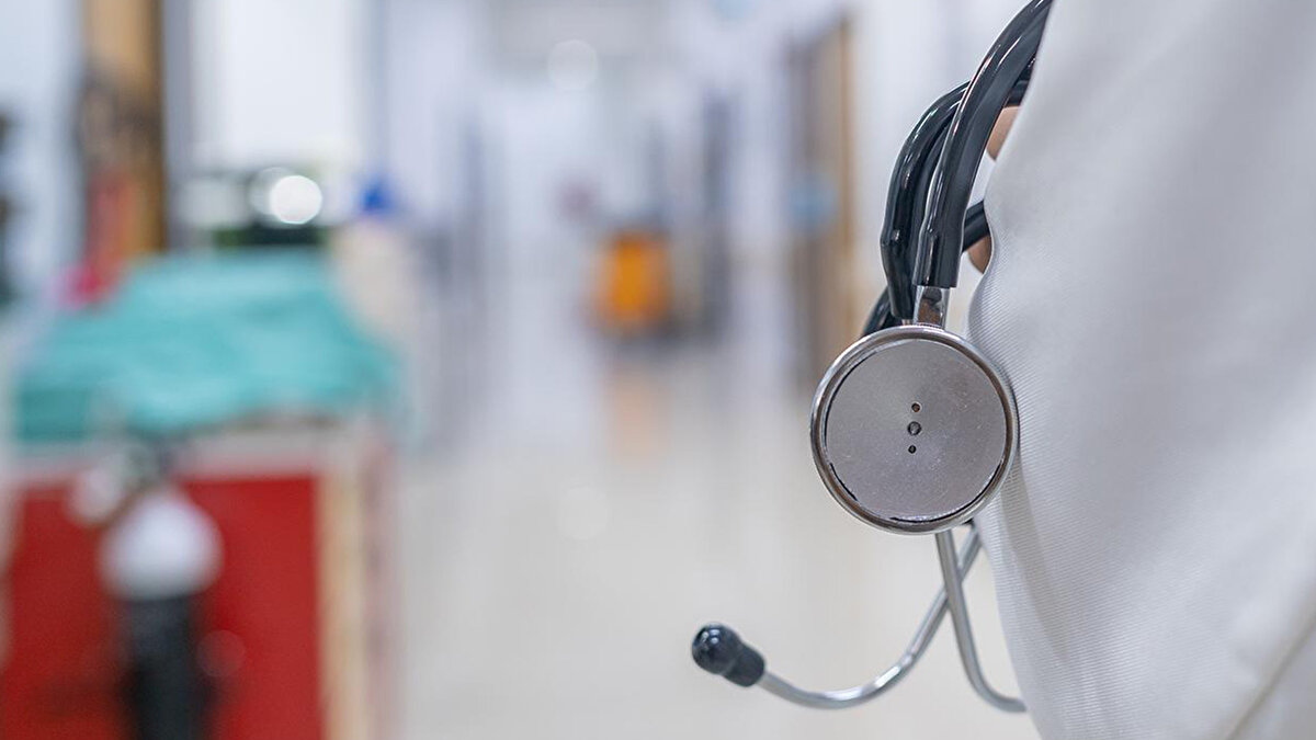 Açıklamasına devam eden Öztürk, "Grip virüsü kapalı ortamlarda çok hızlı bulaşır. Özellikle aile ortamında, evlerde ya da aynı iş ortamını paylaşan kişilerde bir kişi gripse çok hızlı bir şekilde herkesi enfekte edebilir." şeklinde konuştu.