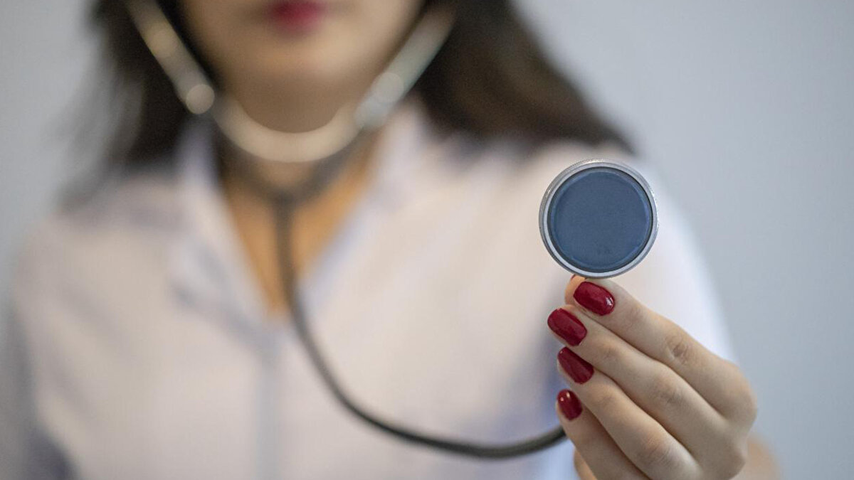 Ayrıca Öztürk, "Ağır bir pandemi atlattık; Covid-19 pandemisini. Hepimizin 'Covid-19 mu' şeklinde şüphesi olabilir. Fakat Sağlık Bakanlığı'nın şu an acil servislerde veya böyle basit griber semptomlarla başvuran kişilerde ayrıca bir test yapma önerisi yok." açıklamasında bulundu.