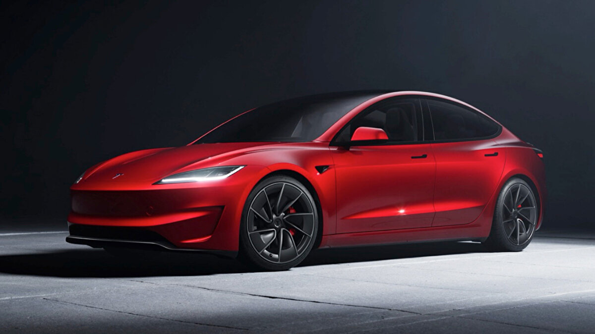 Tesla Model 3 – 6.382 adet<br>Model Y’nin ardından Tesla’nın sedan modeli de Avrupa’da zirve yarışında.