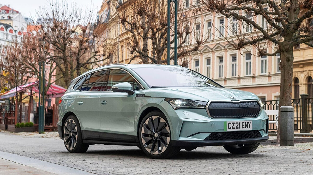 Skoda Enyaq – 4.410 adet<br>Skoda’nın bir diğer modeli Enyaq, Elroq ile birlikte markanın elektrikli başarı grafiğini yukarı taşıyor.Renault 5 – 4.175 adet<br>Fransız üretici Renault’nun retro-modern tasarımlı elektriklisi, Avrupa’da yoğun ilgi görüyor.