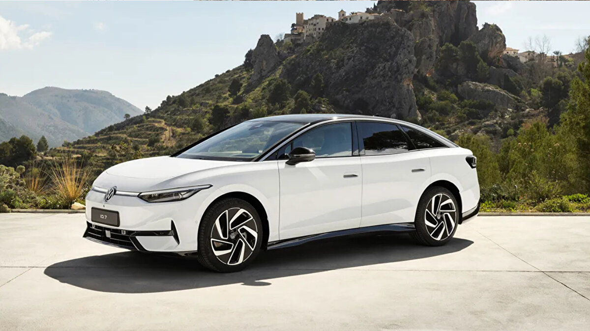 Volkswagen ID.7 – 3.981 adet<br>Volkswagen’in yeni nesil elektrikli sedan modeli, ilk 15 içinde yer aldı.