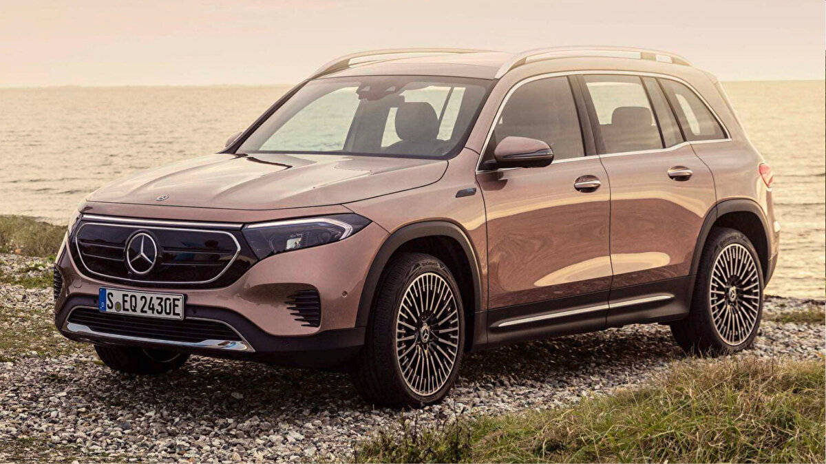Son sıralar:<br><br>Mercedes EQA – 2.897<br><br>Cupra Tavascan – 2.680<br><br>Cupra Born – 2.541<br><br>Audi Q4 e-tron – 2.406<br><br>Mercedes EQB – 2.402<br>Ağustos ayında Avrupa elektrikli otomobil pazarının zirvesinde Tesla hakimiyetini korurken, Skoda Elroq’un güçlü çıkışı dikkat çekti.