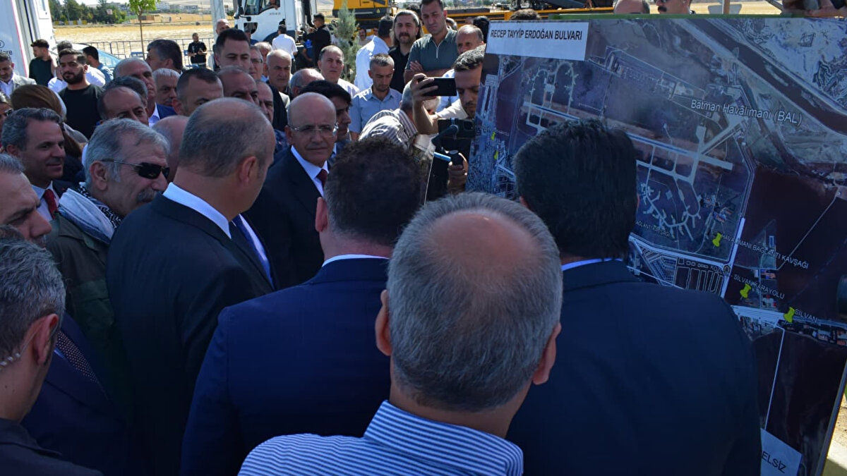 Burada konuşan Bakan Şimşek, projede emeği geçenlere teşekkür ederek, “Batman’ımız muhtemelen 7 ila 10 yıl içerisinde, bu gidişle büyükşehir olacak. Büyükşehir demek; büyümek demek, gelişmek demek. Şu anda inşa halinde ve planlama evresinde, birçok organize sanayi bölgesi var. Dolayısıyla ilimizin kent merkezi çok hızlı bir şekilde gelişiyor, kalkınıyor" ifadelerini kullandı.