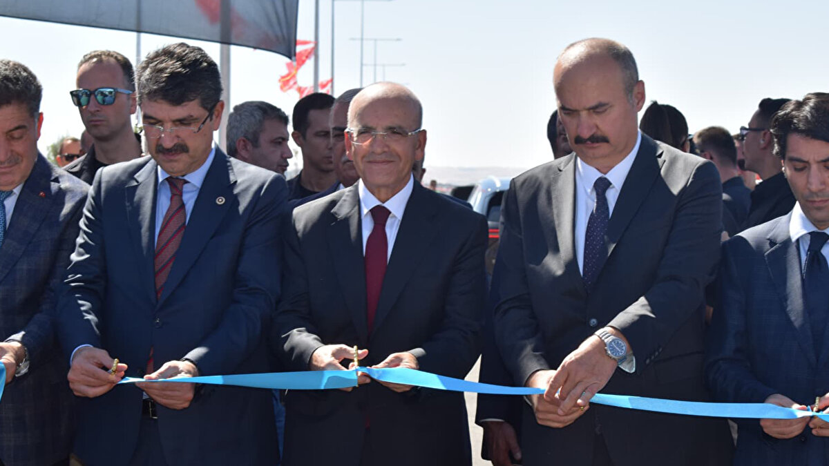 Bakan Şimşek, daha sonra beraberindekilerle birlikte Silvan kara yolundaki Batman Çayı Islahı 4’üncü kısım başlama törenine katıldı.