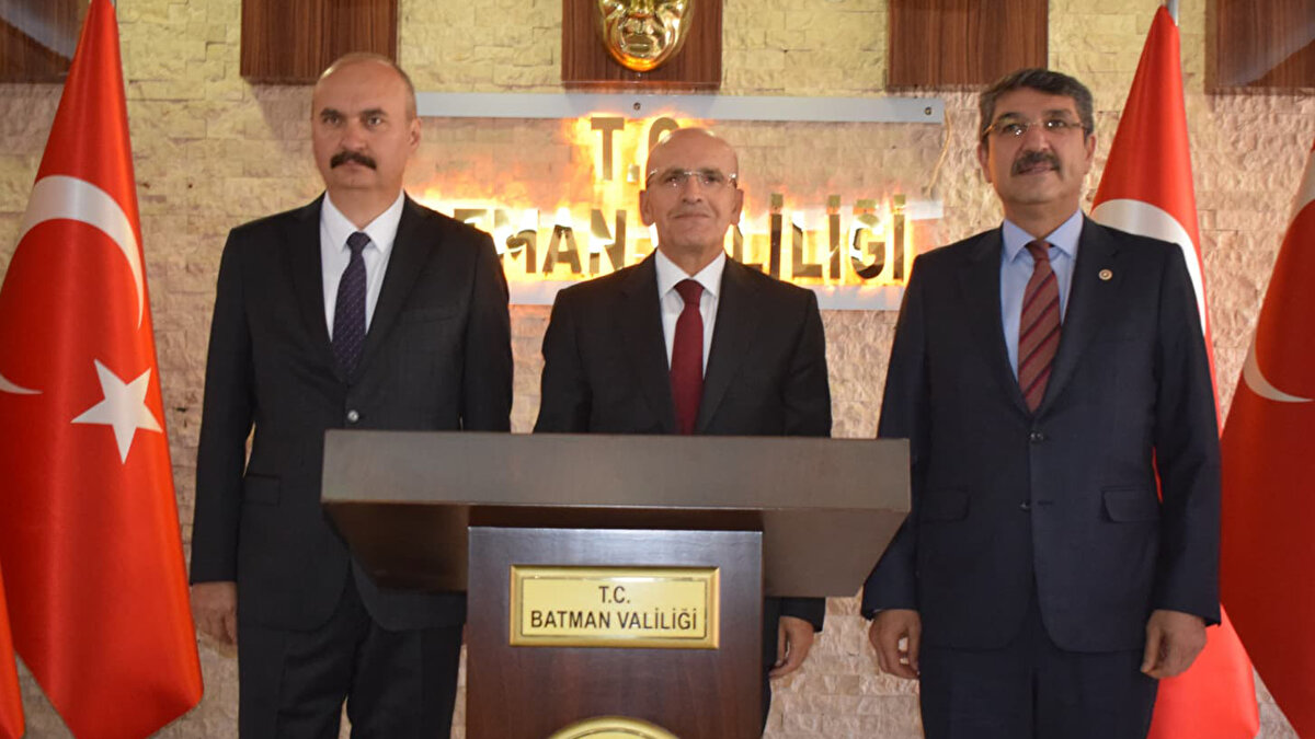 Hazine ve Maliye Bakanı Mehmet Şimşek, bir dizi ziyaret ve açılış için geldiği Batman’da, valiliği ziyaret etti.