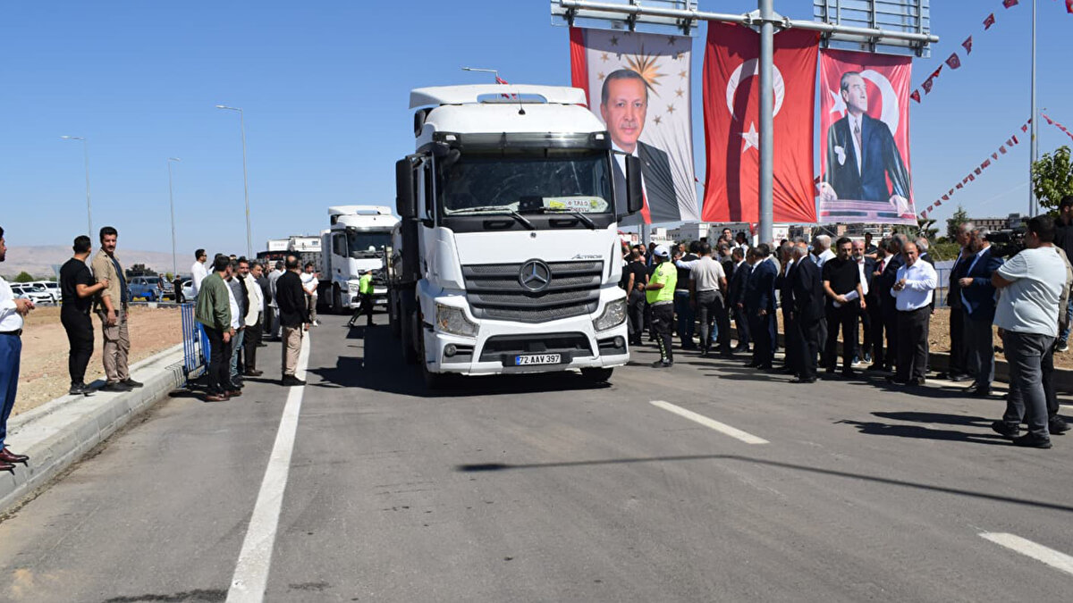  Valilik şeref defterini imzalayan Bakan Şimşek, Vali Ekrem Canalp ile görüşerek kentteki çalışmalar hakkında bilgi aldı.