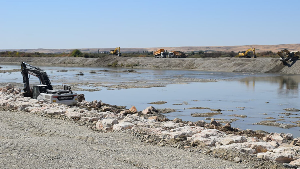 Devamında Şimşek "Altyapı çok önemli bir bileşen. Bu yol da o anlamda çok önemli. Şehir trafiğine girmeden, Kozluk’tan, Van’dan, Bitlis’ten gelecek ağır tonajlı araçlar, doğrudan Diyarbakır yoluna bağlanabilecek. Böylece hava kirliliği azaltılmış olacak, trafik daha iyi akacak, yakıttan tasarruf sağlanacak. Batman için çok değerli bir proje” dedi.