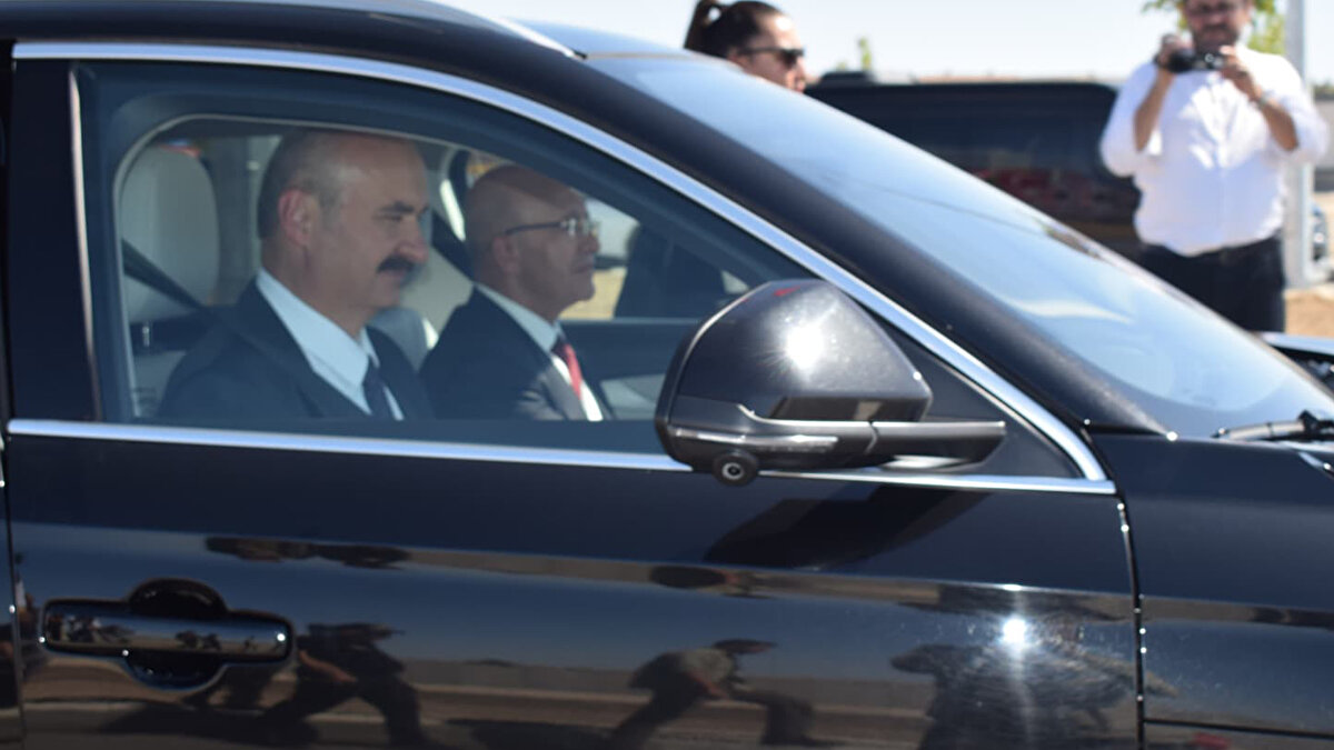 Bakan Şimşek, daha sonra yapımı tamamlanan Recep Tayyip Erdoğan Bulvarı’nın açılışına katıldı.