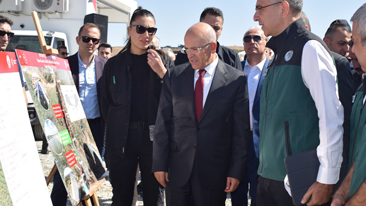 Törenin ardından Bakan Şimşek, Togg’un T10x modeli aracıyla açılışı yapılan yolda araç kullandı.