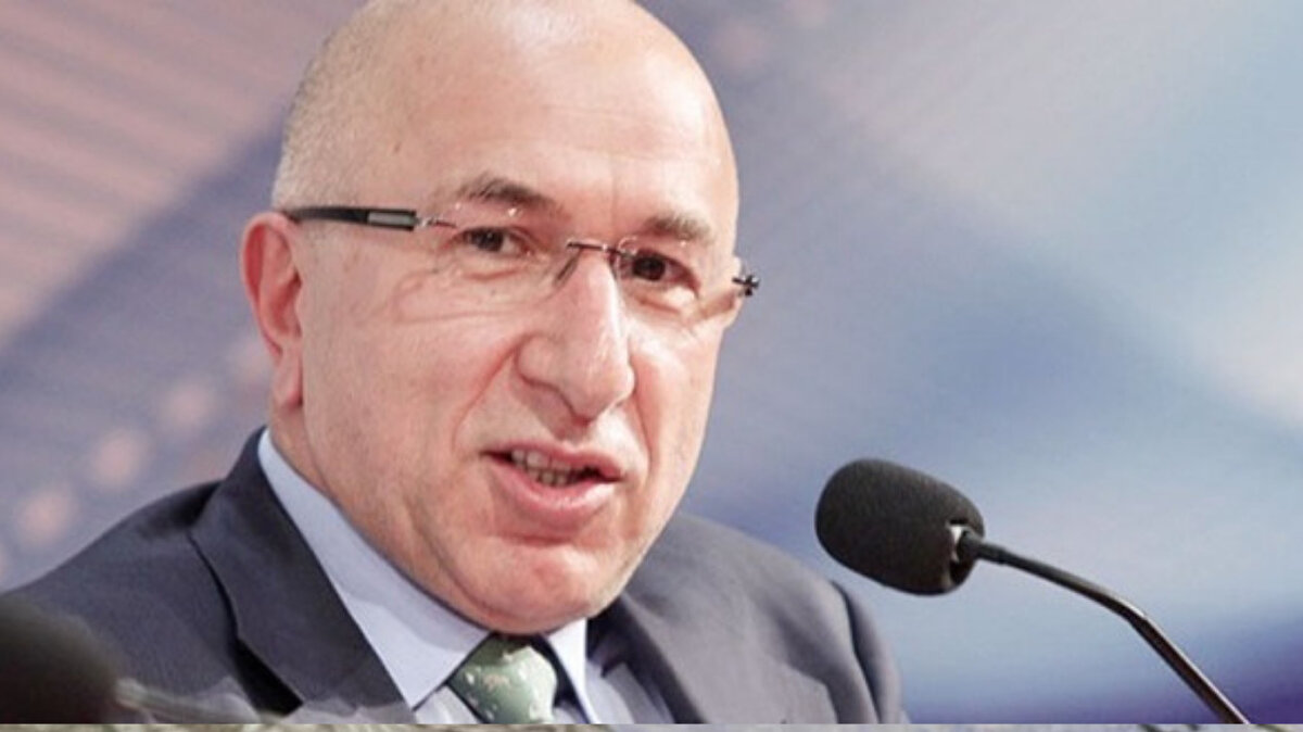 Kimdir?<br>1956’da Artvin Hopa’da doğan Turgay Ciner, enerji, madencilik, cam, lojistik ve medya sektörlerine yaptığı yatırımlarla tanındı. Bir dönem Habertürk, Show TV ve Bloomberg HT gibi markaları bünyesinde barındırdı.