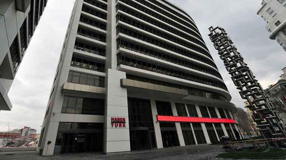 Resmî kayıtlara göre Ciner şu an yurt dışında bulunuyor. Henüz tutuklanmasa da karar iş dünyasında büyük yankı uyandırdı.