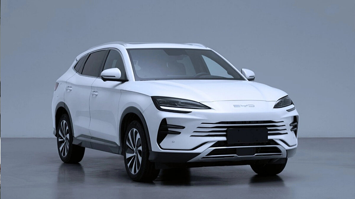 Elektrikli araçlarda Çin sürprizi<br><br>Tesla: 10.981<br><br>BYD: 11.455 <br>BYD, Tesla’yı geçerek Avrupa pazarında dikkat çekti.