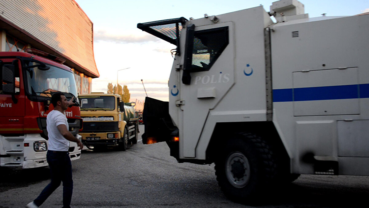 OSB'de bulunan bir boya üretim tesisi bitişiğindeki terlik ham maddesi üretim tesisinde henüz bilinmeyen nedenle yangın çıktı.