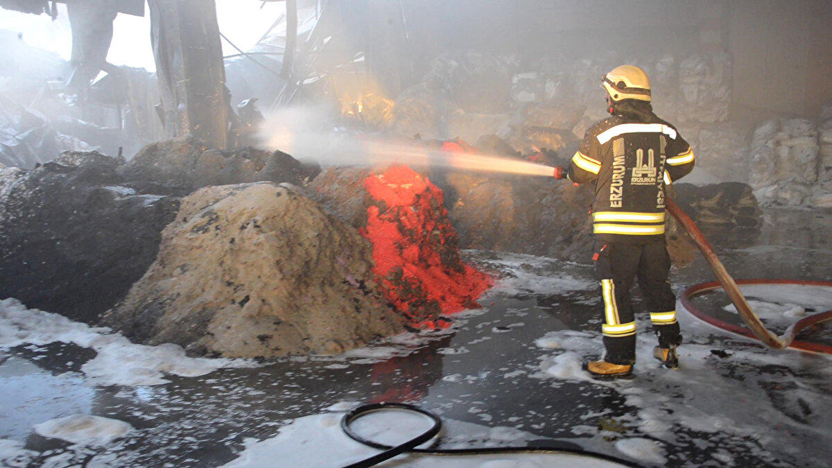 İtfaiye, AFAD, sağlık başta olmak üzere 100’e yakın personelle yapılan mücadele sonrası yangın bir saat içerisinde kontrol altına alındı. Ekiplerin, soğutma çalışmasını sürdürdüğü yangınla ilgili soruşturma başlatıldı.