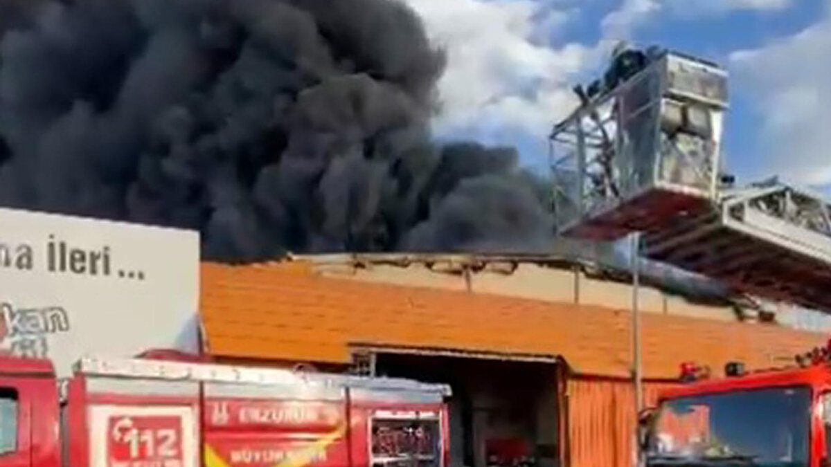 "Erzurum'a ve OSB'mize geçmiş olsun. Akşam 17.00 civarında OSB'mizde terlik ham madde depomuzda yangın çıktı. Şu anda kontrol altına alındı. Tedirgin olduk, yan tarafında boya fabrikamız var, içeride çok tiner ve boya olduğu için biraz panik olduk ama şükürler olsun şu anda kontrol altına aldık. İlerleyen zamanlarda sorun çıkmaz inşallah. Tahmini 2 saattir ekipler içeride çalışıyor. Büyükşehir Belediyemize ait OSB'deki itfaiye ekiplerimiz olaya anında müdahale ettiler. Şu anda yan tarafta bitişik nizamda bulunan boya ve tinerler tamamen tahliye ettik. Yangının çıkış nedeniyle alakalı bilgimiz yok. Kameralarda inceleme yapıyoruz, şansımıza pazar günü tesis kapalı olduğu için içeride kimse yoktu ve yaralı yok."