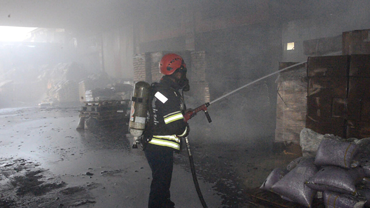 Ekipler, alevlerin terlik fabrikasının hemen bitişiğindeki bulunan boya üretim tesisine sıçramaması için yoğun çaba gösterdi.