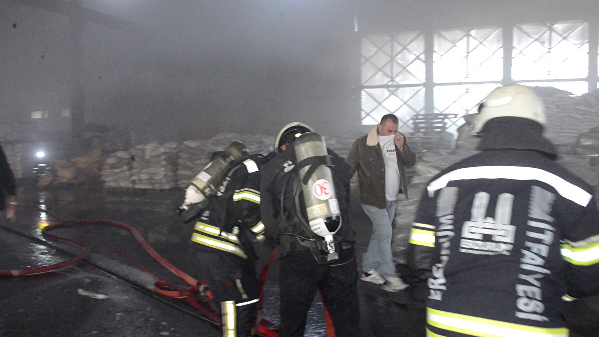 İhbar üzerine bölgeye Erzurum Büyükşehir Belediyesi İtfaiye Müdürlüğü’ne ait 11 araç, Emniyet Müdürlüğü’ne ait 2 TOMA, Orman Bölge Müdürlüğü’ne ait bir araç ile Aziziye ve Yakutiye belediyelerinden destek amacıyla tanker sevk edildi.